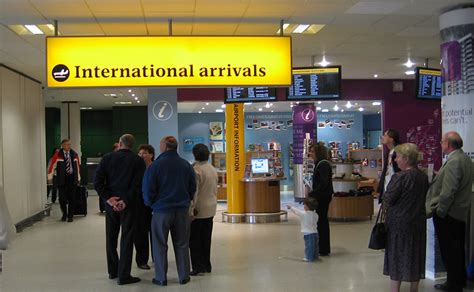 Londn Luton Airport Shops In Terminal - 1ST Airport Taxis