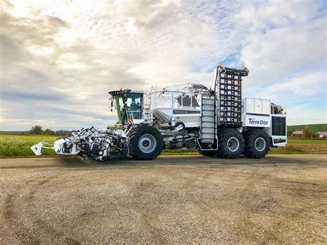 4,000th Holmer sugar beet harvester A white Terra Dos T4-40 with 12 row lifting unit HR 12