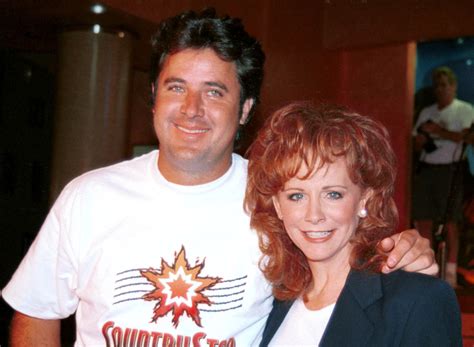 Flashback: Reba McEntire, Vince Gill Duet on 'The Heart Won't Lie' in 1994 | Vince gill, Reba ...