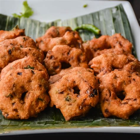 Medhu Vadai/Uludhu vadai/ Lentil Onion Fritters - Relish The Bite