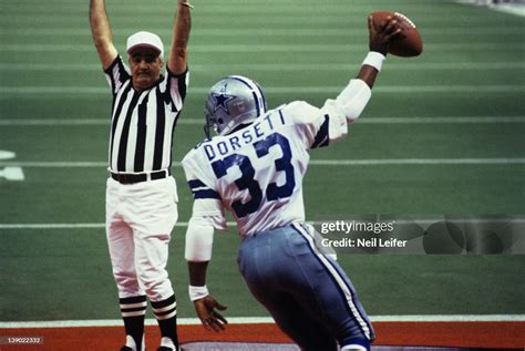 Dallas Cowboys Tony Dorsett victorious after scoring touchdown from ...