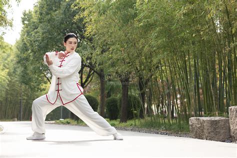 Women Practicing Tai Chi Martial Arts In The Park Picture And HD Photos ...