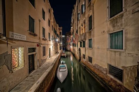 Premium Photo | Venice gondola tour at night