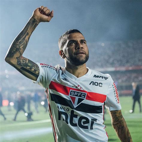 Daniel Alves estreia com gol e dá vitória ao São Paulo sobre o Ceará no Morumbi