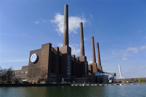 Volkswagen’s Wolfsburg Factory Celebrates Production of 42 Million Cars – Drive Safe and Fast