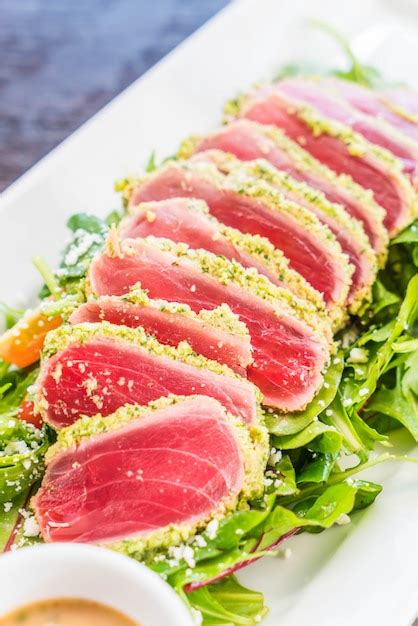 Premium Photo | Raw tuna salad