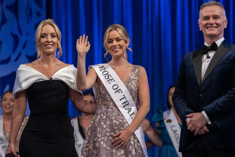 Rose of Tralee host Kathryn Thomas steals the show in stunning off-the-shoulder dress | Goss.ie