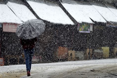 Season's first snowfall in Kashmir, Gulmarg witnesses temperature in minus - The Statesman