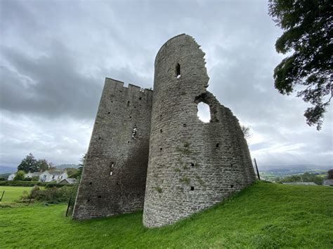 Crickhowell Castle, Wales - Historiette