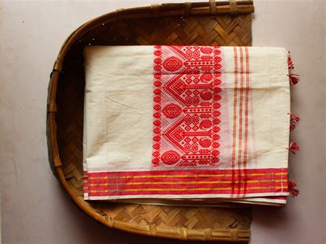 Gamusa pattern Assamese handloom sador | Textile patterns, Weaving, Handloom weaving