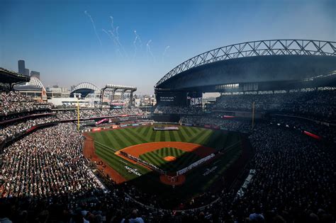 Mariners to leave roof open despite 'unhealthy' air quality