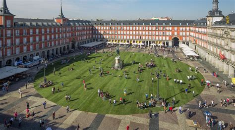 A Madrid Plaza Transformed Into a Temporary Park With Over 35,000 ...