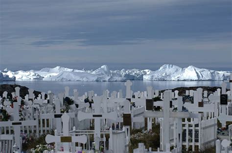 Amazing photos from Greenland, where unfortunately ice runs away by hundreds of billions of tons ...