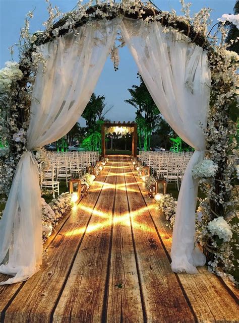 14 beautiful wedding entryway ideas for ceremony & reception