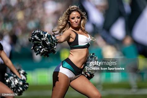 Philadelphia Eagles Cheerleaders Photos and Premium High Res Pictures ...