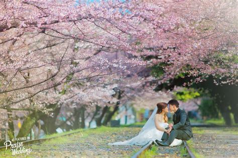 This Japan pre-wedding is bursting with the prettiest cherry blossom ...