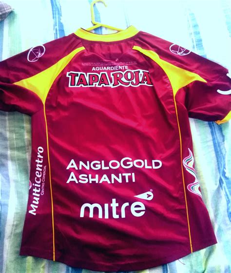 Deportes Tolima Home football shirt 2011. Sponsored by Roa