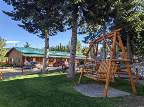 Overlander Mountain Lodge: Serenity at the Edge of Jasper National Park