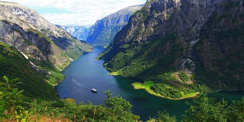 Embarquez pour découvrir les fjords et les glaciers norvégiens au ...