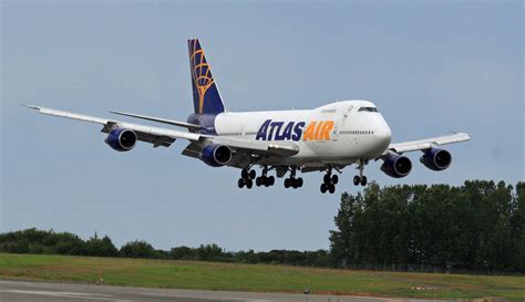 File:Atlas Air 747 touching down at ANC (6575952375).jpg - Wikimedia ...