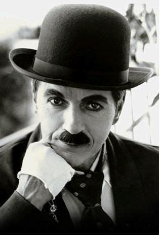 Toothbrush mustache | Estrela de cinema, Charlie chaplin, Rostos famosos