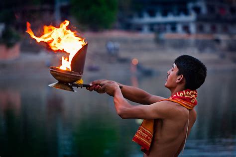 Brahmin performing Aarti pooja ceremony on bank of river K… | Flickr