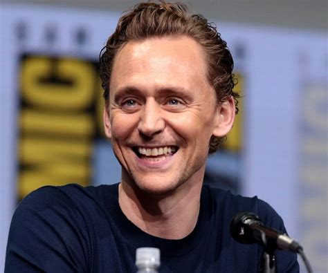 Tom Hiddleston Biography - Facts, Childhood, Family Life & Achievements