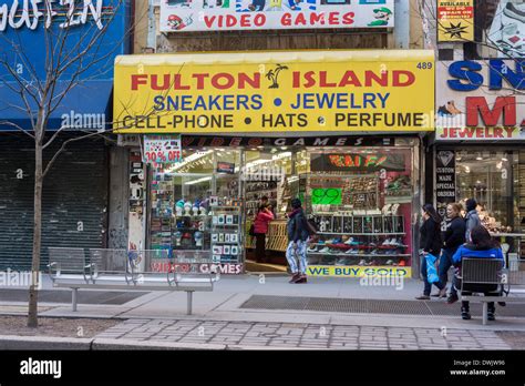 Stores and shopping in Downtown Brooklyn in New York Stock Photo - Alamy