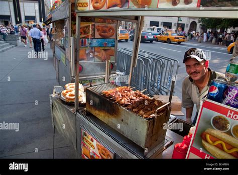 Street Food Vendor in Manhattan in New York City Stock Photo - Alamy