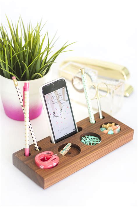 How To Make Your Own DIY Wooden Desk Caddy » Dream Green DIY