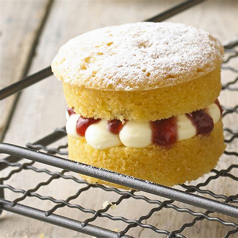 Mini Victoria Sponge Cakes Recipe | Lakeland Inspiration