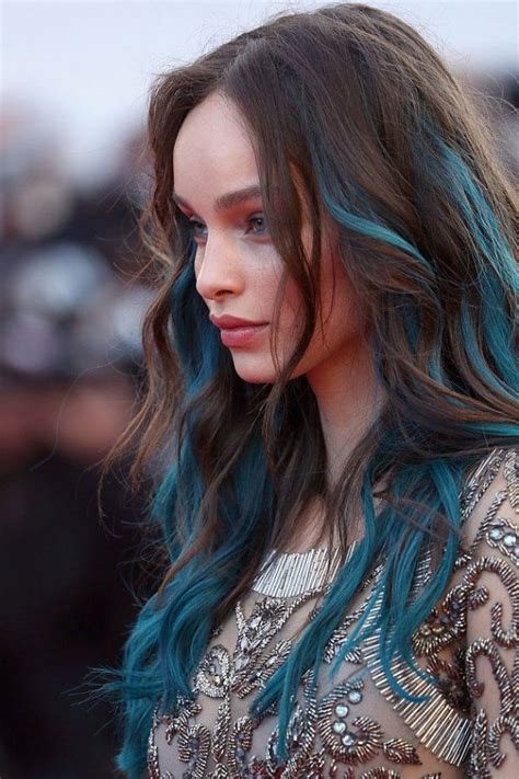 Originales les mèches bleu canard de Luma Grothe au Festival de Cannes ...