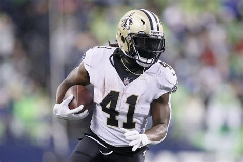 NFL World Reacts To Friday's Alvin Kamara News - The Spun