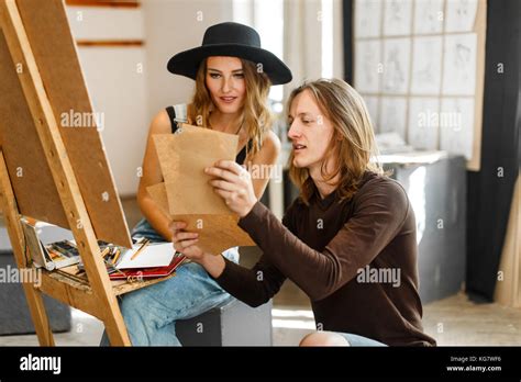 Male art student drawing at easel hi-res stock photography and images ...