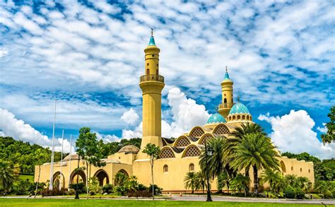 7 Marvelous Mosques To Visit In Brunei [Saifuddien, Bolkiah + Others] - TRVLGUIDES [Learn How To ...