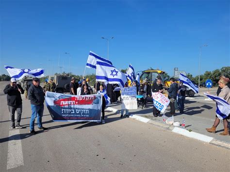 משפחות חטופים ונעדרים ניסו לחסום משאיות בדרך לעזה - ונבלמו