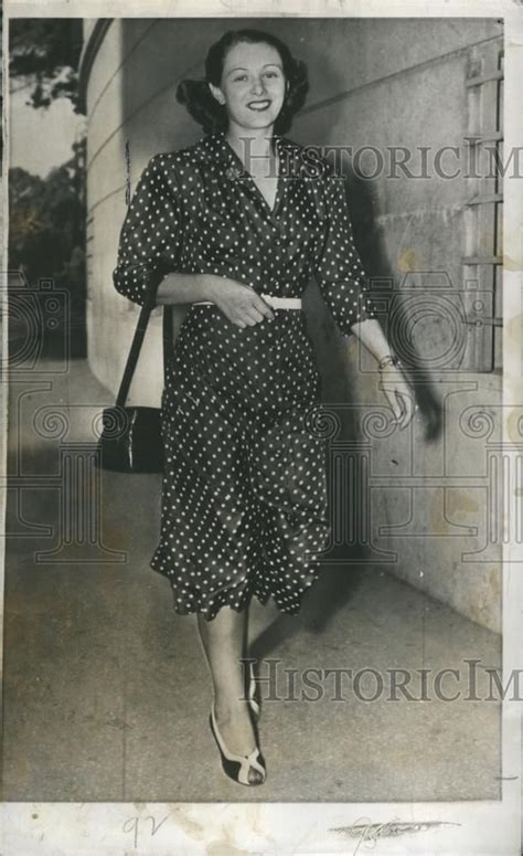 1949 Press Photo Ballet Dancer Igea Lissoni walking down street | eBay | Press photo, Ballet ...