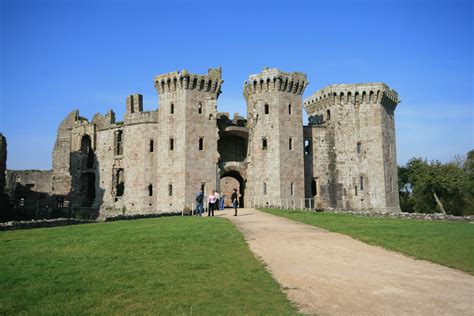 File:Raglan Castle's main entrance.jpg - Wikipedia, the free encyclopedia
