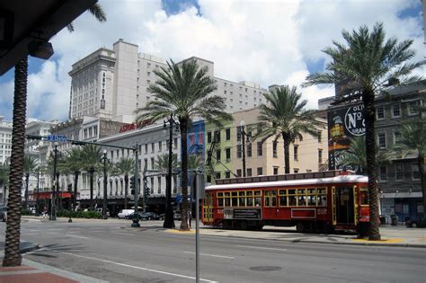 Canal Street in New Orleans - The Main Artery of the Big Easy – Go Guides