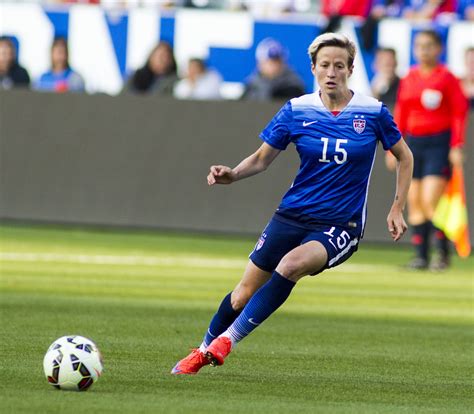 Soccer star Megan Rapinoe kneels during national anthem before game in Chicago - Chicago Tribune