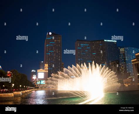 The fountain show at night by the Bellagio Hotel and Casino Stock Photo ...