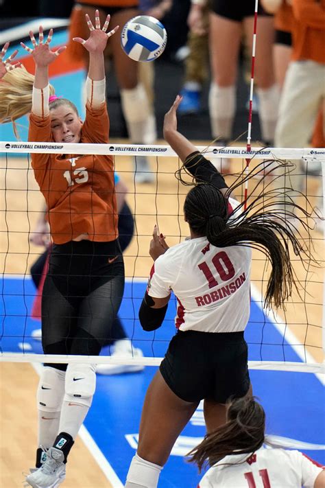 Texas volleyball's Asjia O'Neal had heart surgery twice. Here are 5 facts about the star