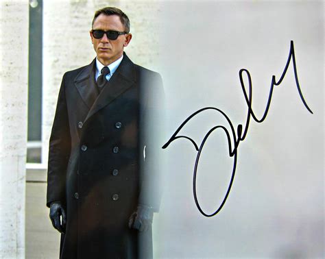 Daniel Craig signed photo - Memorabilia Center