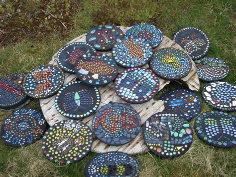 Love the idea of making all these different mosaic stepping stones | Mosaic stepping stones ...
