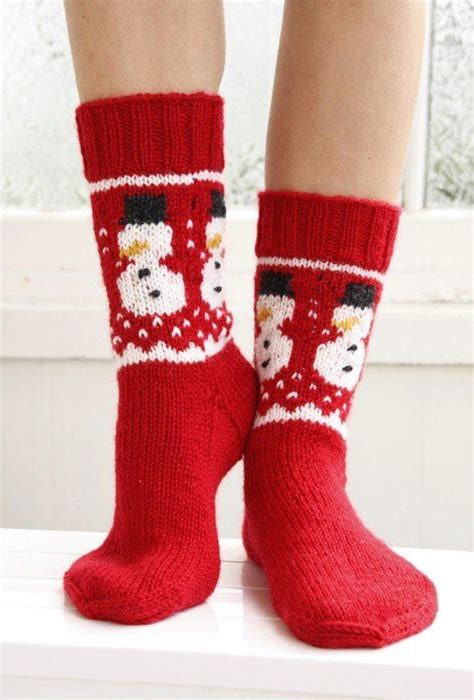 16 Adorable Knitted Christmas Socks and Gloves With Free Patterns | Christmas knitting, Sock ...