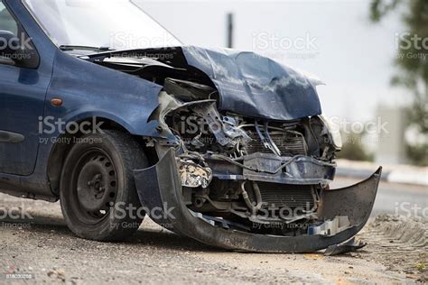 Close Up Frontal Car Crush Stock Photo - Download Image Now - Crash, Breaking, Broken - iStock