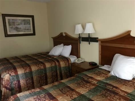 Top 7 Reasons to Visit Country Inn & Suites Williamsburg East Busch Gardens | Green Vacation Deals