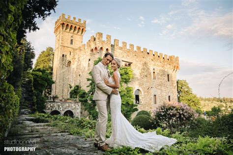 Tuscany countryside luxury and elegant Castle wedding at Vincigliata