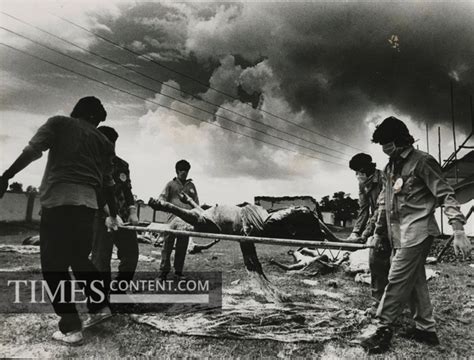 Latur Earthquake News Photo Volunteers carrying the bod...