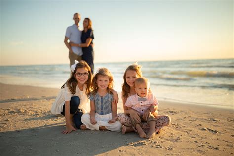 Fun Family Beach Poses — Kelly Goggin Photography